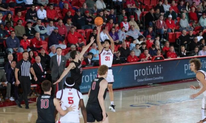 Με οκτώ σερί πόντους του Λιοτόπουλου σε 3 λεπτά η νίκη του Σεντ Τζονς 694bc376605f2.jpeg