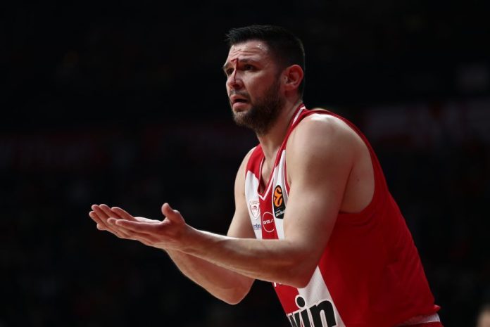 Ολυμπιακός Βιλερμπάν: Αιμόφυρτος ο Παπανικολάου από αγκωνιά του Βοτιέ 6945aa84cf4bf.jpeg