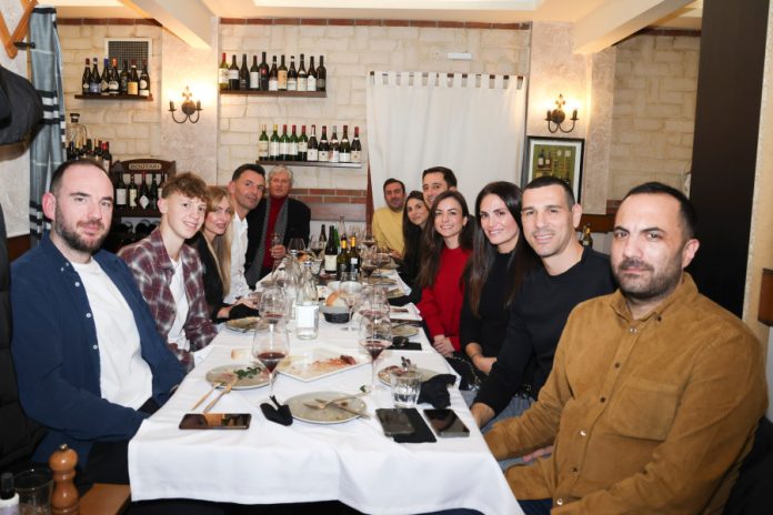 Πολλά χαμόγελα στο Χριστουγεννιάτικο γεύμα του Άρη betsson (pics) 694ac6580656b.jpeg