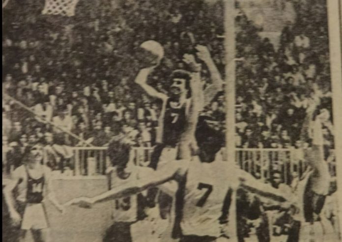 Σαν σήμερα ο Νίκος Γκάλης φόρεσε για πρώτη φορά τη φανέλα του Άρη (pics) 692ef7b08dd49.jpeg