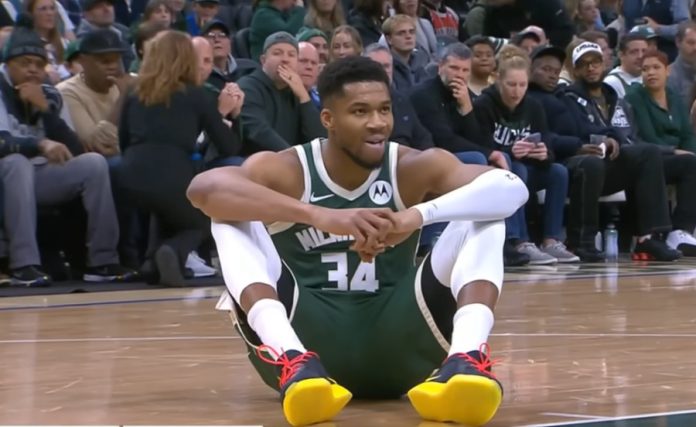 Τραυματίστηκε στο 3ο λεπτό ο Γιάννης και πάει για μαγνητική (video) 6931311c27bb6.jpeg