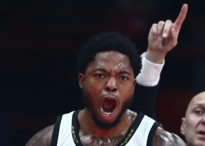 Χαμός στο Βελιγράδι με νερά στους παίκτες της Παρτιζάν κι αντίδραση Ταϊρίκ Τζόουνς! (vids) 694eef8eec250.jpeg