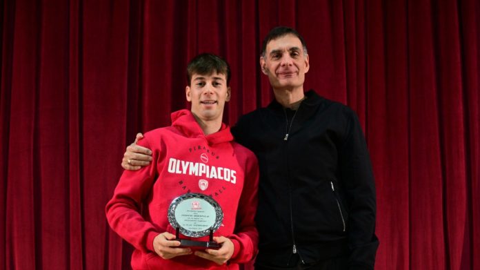 Η Ακαδημία του Ολυμπιακού βράβευσε τα «αστέρια» της (pics & vid) 696d4ca01fca4.jpeg