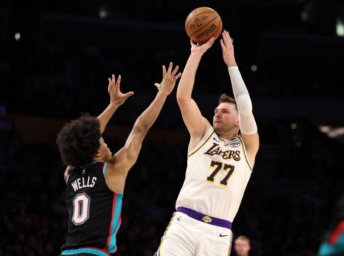 Με Ντόντσιτς, ΛεΜπρόν και ΛαΡάβια οι Λέικερς 120 114 τους Γκρίζλις (vids) 695b612656691.jpeg