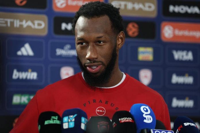 Ο Ντόντα Χολ για τη συνύπαρξή του με τους Μιλουτίνοβ και Τζόουνς (vid) 696e2a89a2a8f.jpeg