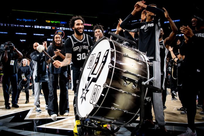 Σούπερ βραδιά στο nba: Ξεχώρισε το Σπερς Νικς 134 132 με 11 τρίποντα του Σαμπάνι – Τραυματίστηκε ο Γουεμπανιάμα (vids) 69561ab5d4a46.jpeg