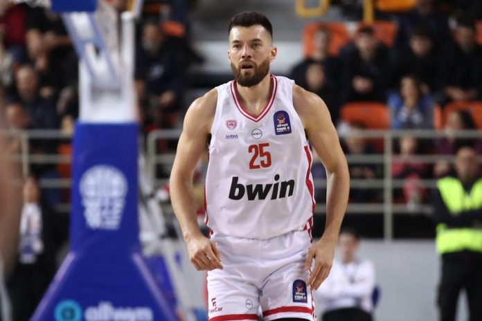 Άλεκ Πίτερς: Διευκρίνιση για τη δήλωση που έκανε για τα αυτοκόλλητα στο παρκέ 6995c1ec472c9.jpeg