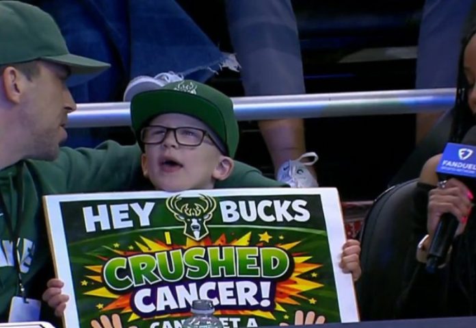 Μπακς: Το high five του Γιάννη με 6χρονο που νίκησε τον καρκίνo, στον αγώνα με τους Ράπτορς (vids) 699bfaa477f1b.jpeg