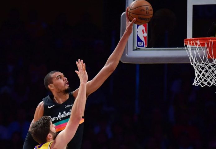 Πάρτι Γουεμπανιάμα με 37π. στο… ημίχρονο απέναντι στους μισούς Λέικερς (vid) 698c288438e85.jpeg