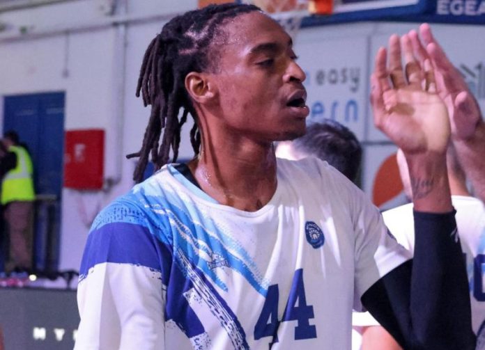 Τέλος από τη Μύκονο ο Καρλ Γκαμπλ 69a15fdd47d04.jpeg