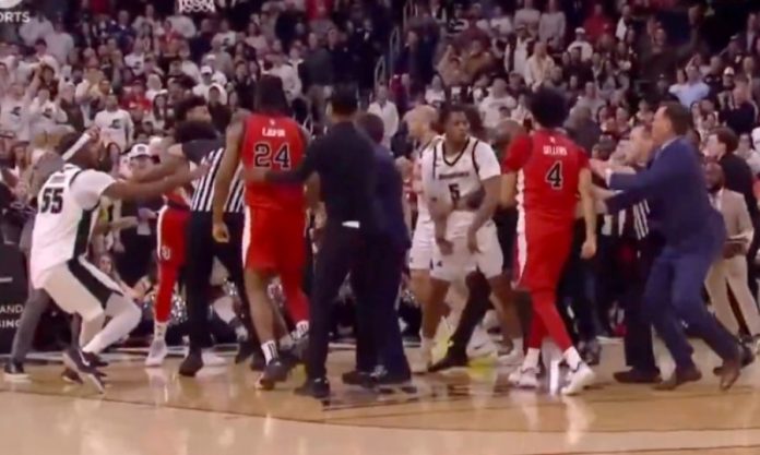 ncaa: Σύρραξη με έξι αποβολές στο Σεντ Τζονς Πρόβιντενς (vid) 699178c81871e.jpeg