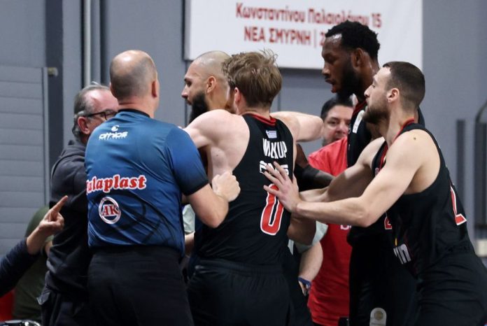 Αποβολή Φουρνιέ μετά από επεισόδιο με φίλαθλο του Πανιώνιου (vids & pics) 69b6a24a9b182.jpeg