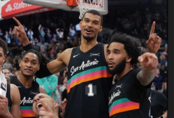 Επική ανατροπή Σπερς από το 25 με 116 112 επί των Κλίπερς 69abd7023a0ff.jpeg