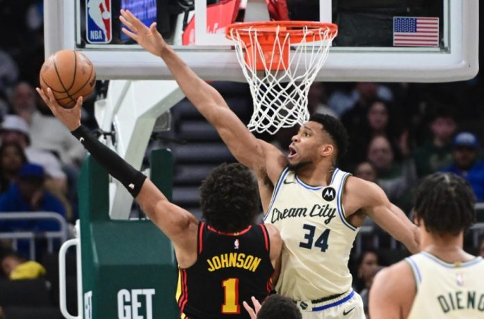 Πέρασαν από το Μιλγουόκι οι Χοκς 131 113 παρά τους 24π. του Γιάννη (vid) 69a929429438d.jpeg