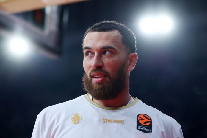 Υπό διάλυση η Μονακό, ο Τζέιμς εμφανίστηκε στο γήπεδο 30 λεπτά πριν το τζάμπολ – Η δωδεκάδα του Ολυμπιακού 69b301ea52d92.jpeg