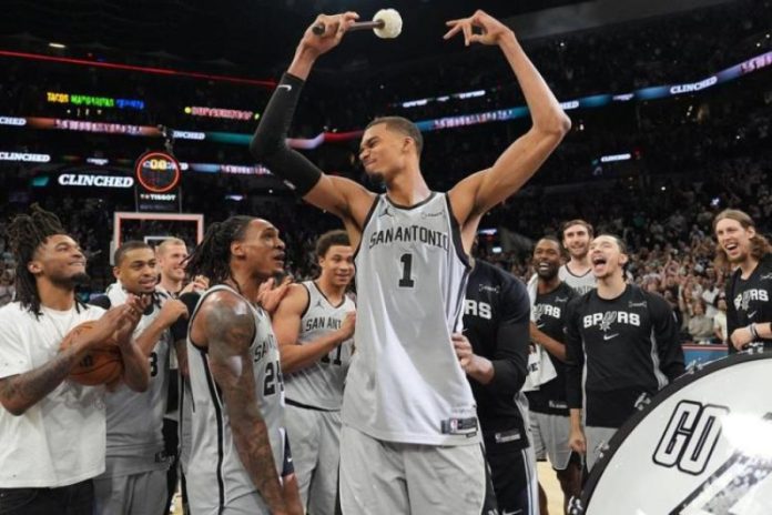 clutch Γουεμπανιάμα με νικητήριο καλάθι στο 101 100 των Σπερς επί των Σανς (vids) 69bceff6b5a3f.jpeg