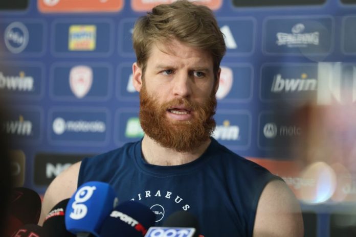 Γουόκαπ: “Περήφανος Έλληνας πολίτης, ανόητο το θέμα” 69df808a1c6fe.jpeg