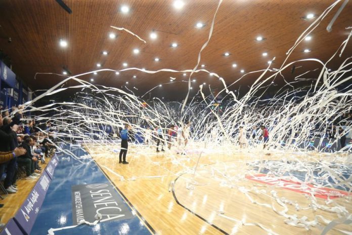 Ηρακλής Ντζίκι: “Βροχή” από κορδέλες τη στιγμή του τζάμπολ στο Ιβανώφειο! (vid & pic) 69cd602d57e1e.jpeg