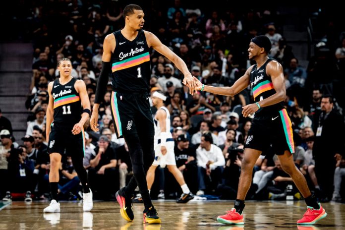 Σπερς Μάβερικς 139 120: Η 40άρα του Γουεμπανιάμα, η 33άρα του Φλαγκ και τα 4 τρίποντα του Πουλακίδα (vids) 69da105ab45a0.jpeg