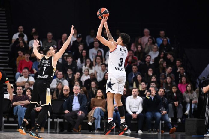 Στο Σεντ Τζονς μετά την Αρμάνι Μιλάνο ο Κουίν Έλις! 69df60e878ce6.jpeg