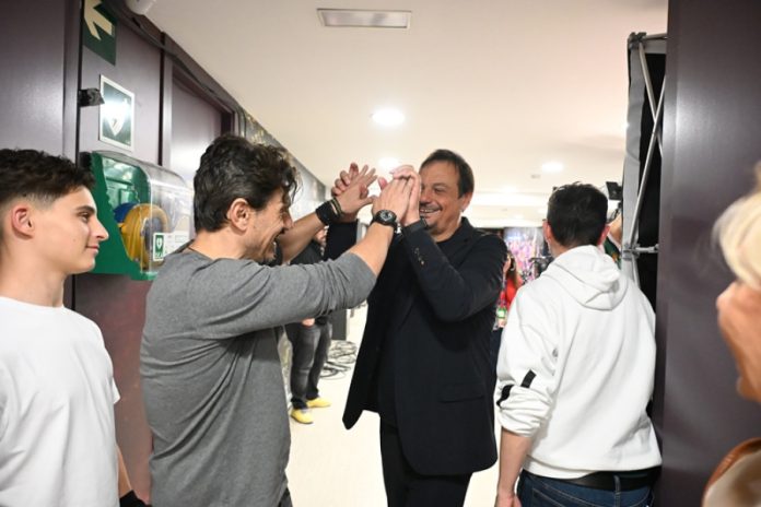 Τα συγχαρητήρια του Αταμάν στα αποδυτήρια του Παλάου Μπλαουγκράνα (vid) 69d6114e10953.jpeg