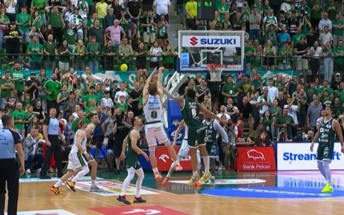 h τρίποντη βόμβα Γκάρισον έστειλε σε 7ο τελικό Ζιελόνα Γκόρα Λέγκια! (video) 6a36597d3979f.jpeg